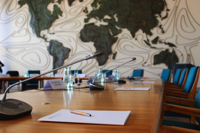 verweist auf: Zweite Denkwerkstatt der BfDI zum Data Act (Quelle: BfDI) Konferenztisch im Weltsaal (verweist auf: Zweite Denkwerkstatt der BfDI zum Data Act)