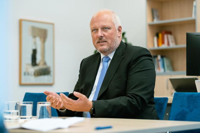 es ist Prof. Ulrich Kelber am Tisch sitzend abgebildet (Quelle: Jens Gyarmaty) es ist Prof. Ulrich Kelber am Tisch sitzend abgebildet