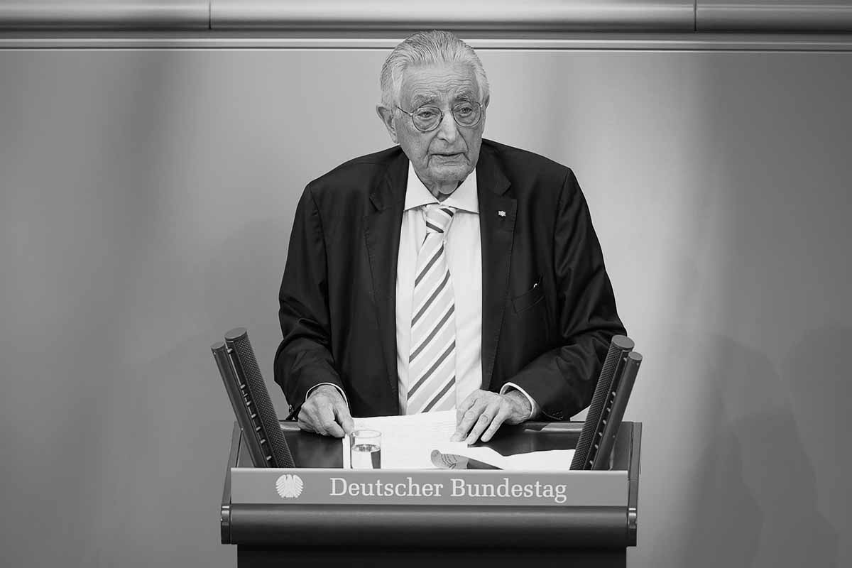 Gerhart Baum bei einer Rede im Deutschen Bundestag (Quelle: Henning Schacht ) Gerhart Baum bei einer Rede im Deutschen Bundestag