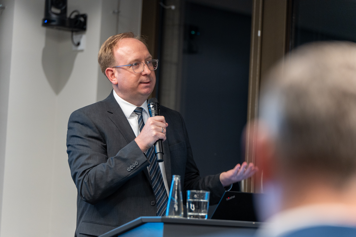 verweist auf: Sicher. Digital. Rechtsstaatlich: Polizei 20/20 und Datenschutz im Dialog. (Quelle: BfDI/DH) Der stellvertretende BfDI Andreas Hartl auf der Veranstaltung zu Polizei 20/20 (verweist auf: Sicher. Digital. Rechtsstaatlich: Polizei 20/20 und Datenschutz im Dialog.)