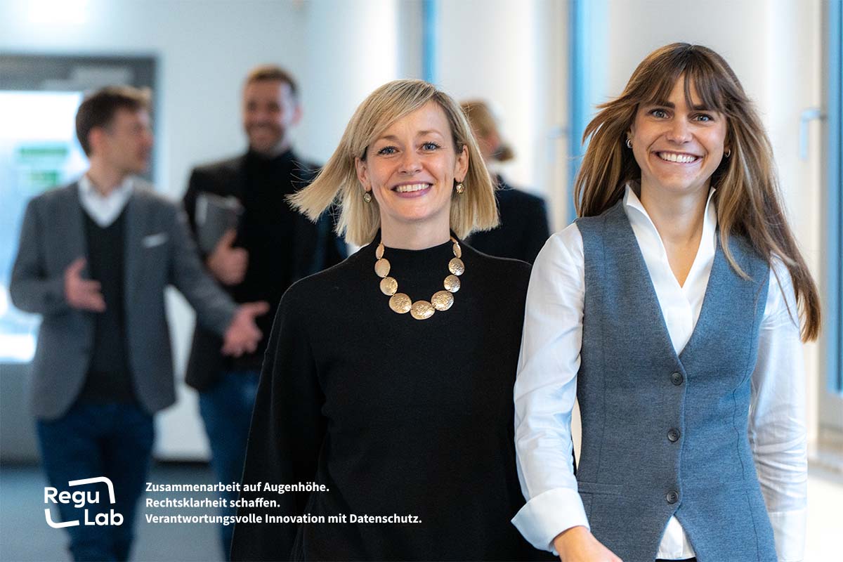 verweist auf: BfDI startet Sandbox „ReguLab“: Mehr Klarheit beim Datenschutz (Quelle: BfDI/DH) Die BfDI, Frau Prof. Dr. Specht-Riemenschneider, gemeinsam mit ihrer Persönlichen Referentin und Projektleiterin für das ReguLab, Frau Dr. Linda Bienemann. (verweist auf: BfDI startet Sandbox „ReguLab“: Mehr Klarheit beim Datenschutz)