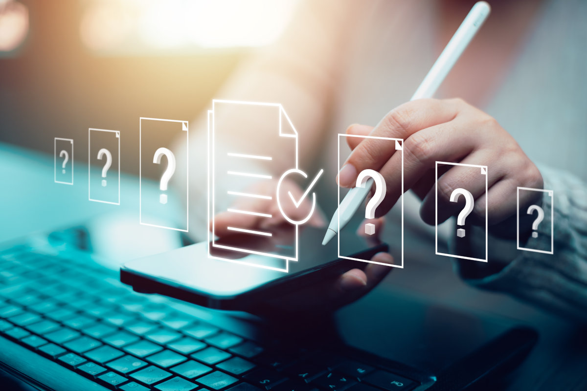 verweist auf: Workshop: Mit Zertifizierung das Datenschutzniveau heben (Quelle: Adobe Stock) Checkliste wird ausgefüllt; daneben Fragezeichen (verweist auf: Workshop: Mit Zertifizierung das Datenschutzniveau heben)