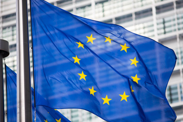 es ist die EU-Flagge vor der Fassade des Berlaymont Gebäudes in Brüssel abgebildet (Source: ©Andrey Kuzmin - stock.adobe.com) es ist die EU-Flagge vor der Fassade des Berlaymont Gebäudes in Brüssel abgebildet