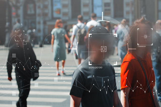 es sind viele Personen im öffentlichen Raum und bei vier Personen wurde das Gesicht durch ein Rechteck gekennzeichnet das die Gesichtserkennung darstellt (Source: ©Alexander - stock.adobe.com) es sind viele Personen im öffentlichen Raum und bei vier Personen wurde das Gesicht durch ein Rechteck gekennzeichnet das die Gesichtserkennung darstellt